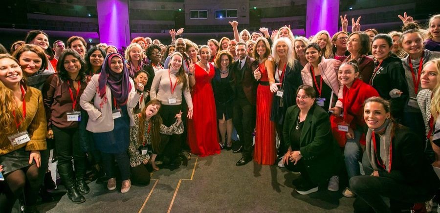 Korie Minkus with a ballroom full of women founders and entrepreneurs at a live event